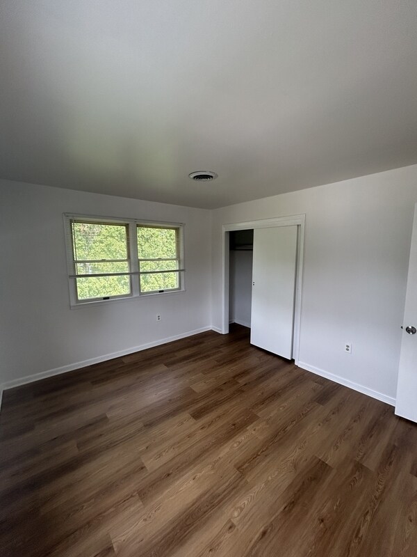 Building Photo - 302 Hillside Dr