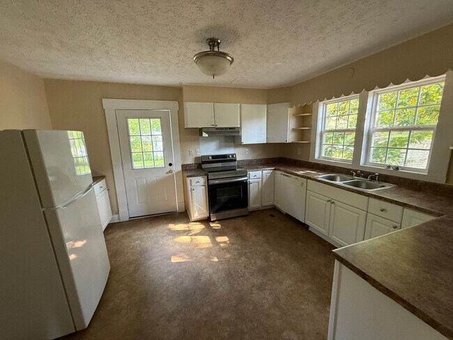 Building Photo - Charming 2 Bedroom / 1 Bathroom Home Near Downtown Pell City & Logan Martin Lake