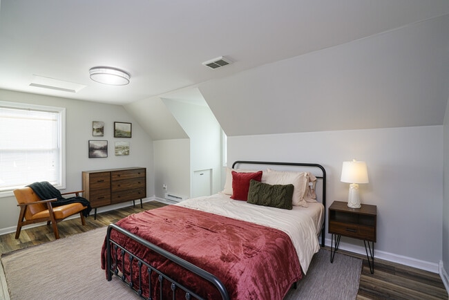 Building Photo - 256 Spring St