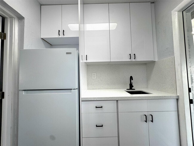 Building Photo - 5020 E 10th Ave