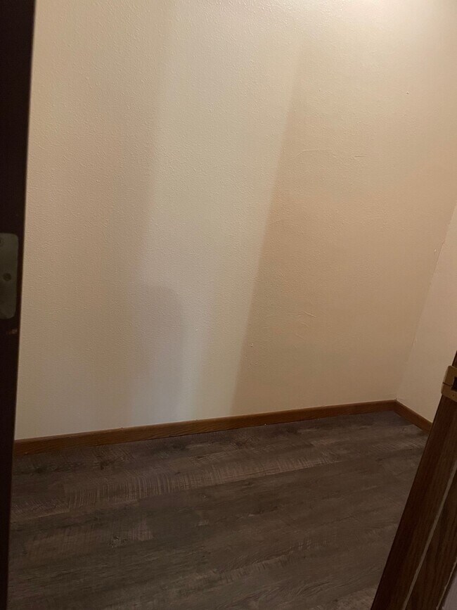 Building Photo - 4 Bedroom 2 Bathroom Apartment