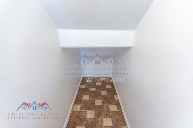 Building Photo - 110 Cholla St