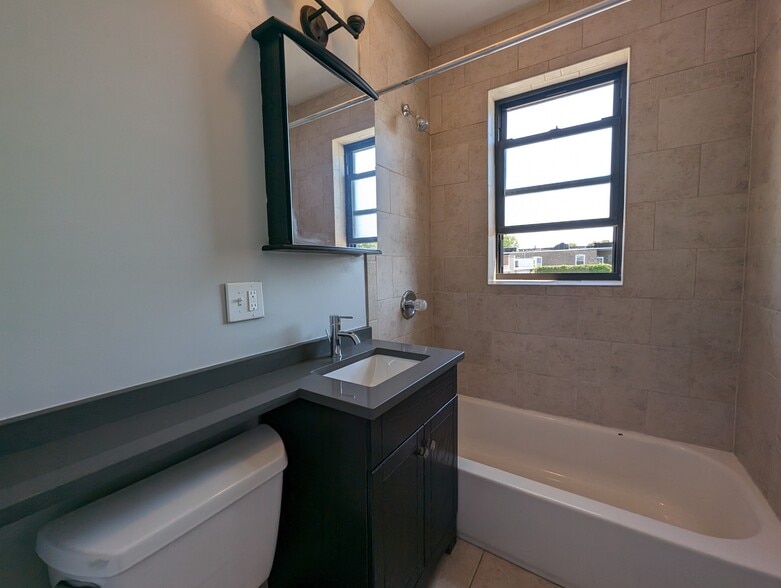 Building Photo - 4542 N Damen Ave