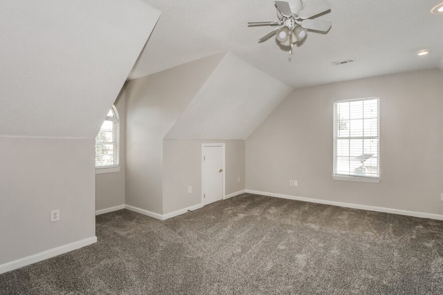 Building Photo - 2865 Pinnacle Dr