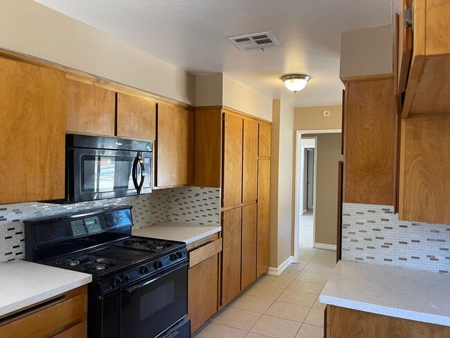 Building Photo - Fresh Paint and New Carpet with Sky Harbor...
