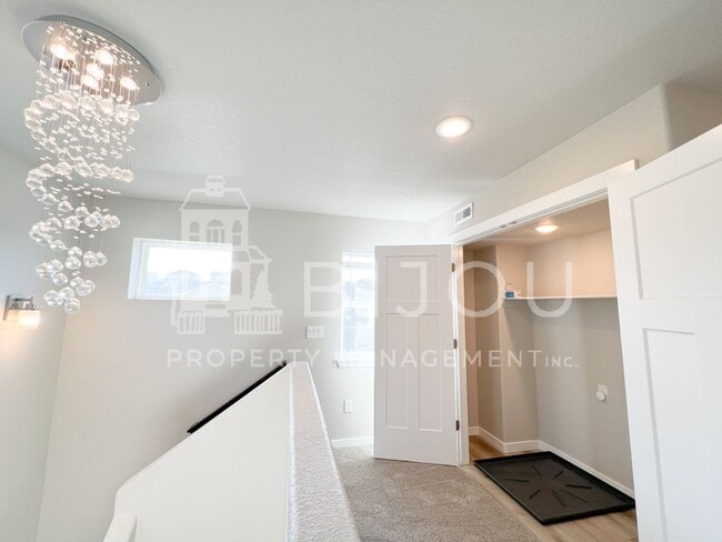 Building Photo - Gorgeous Home Located South by COS Airport