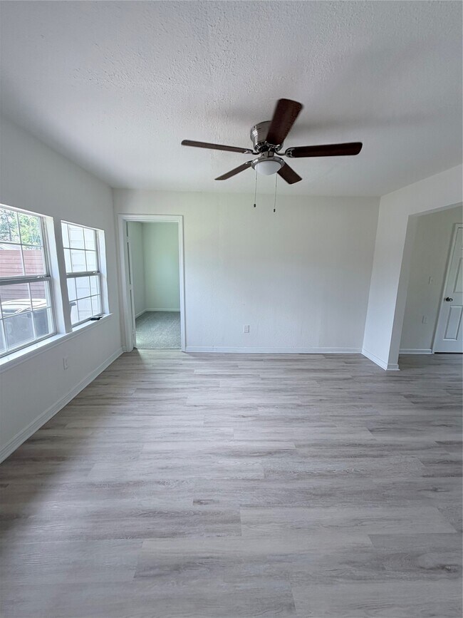 Building Photo - 8837 Oak Knoll Ln