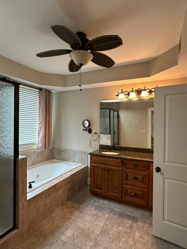 Building Photo - Brick Single Family Rental - 4 bedroom/4.5...