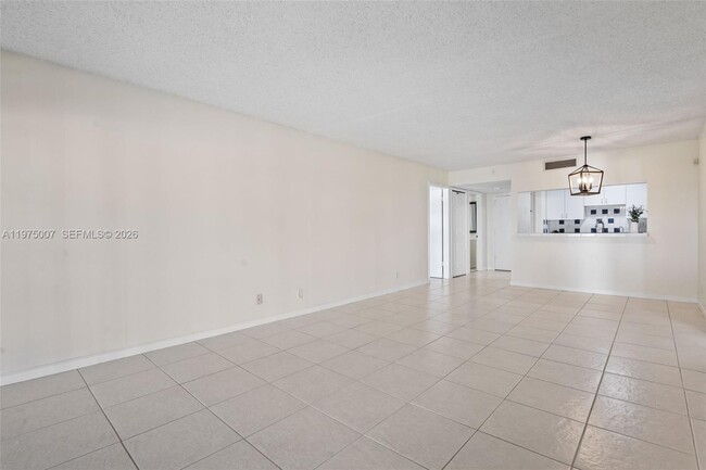 Building Photo - 303 Racquet Club Rd