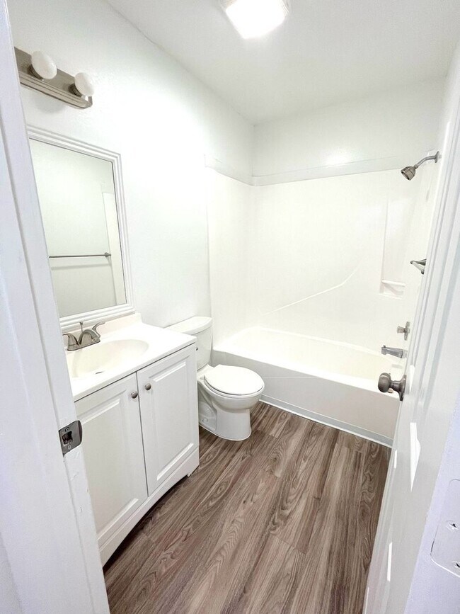 Building Photo - One Bedroom Unit with On site Laundry!