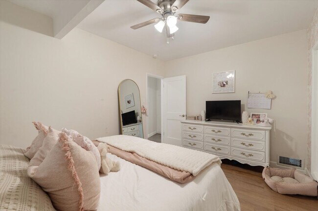 Building Photo - La Canada 4-Bedroom Home | Large Lot, Updated Kitchen, EV Charger