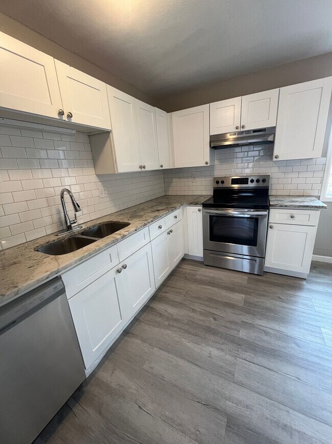 Building Photo - For Rent – Beautifully Remodeled 2-Bedroom Unit in Denver