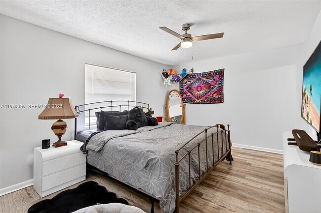 Building Photo - 1261 SE Mendavia Ave