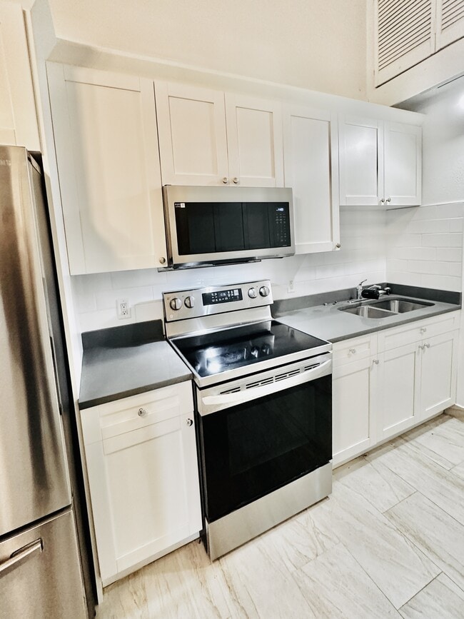 Building Photo - 826 Wiggins Pass Rd