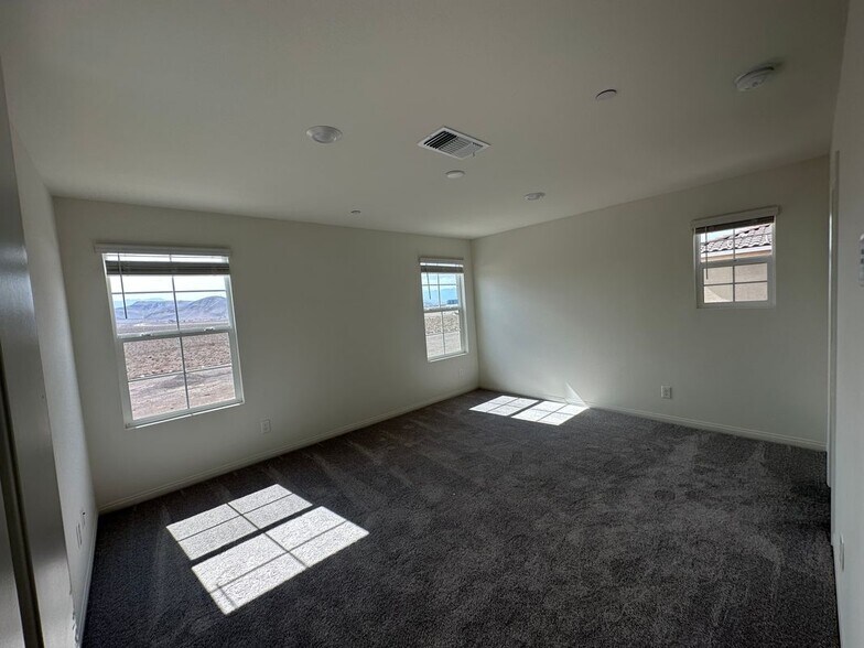 Building Photo - 2325 Teatro Ave