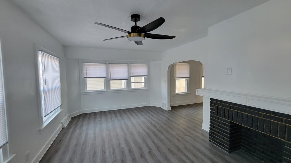 Building Photo - 1276 W 89th St