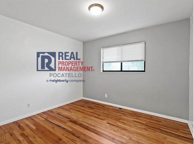 Building Photo - 5 Bedroom Home - University Area - Must See - Pet (dog) Negotiable