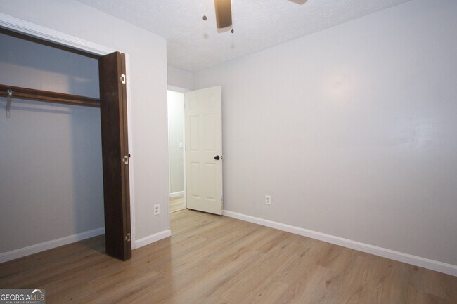 Building Photo - 948 Waverly Ct