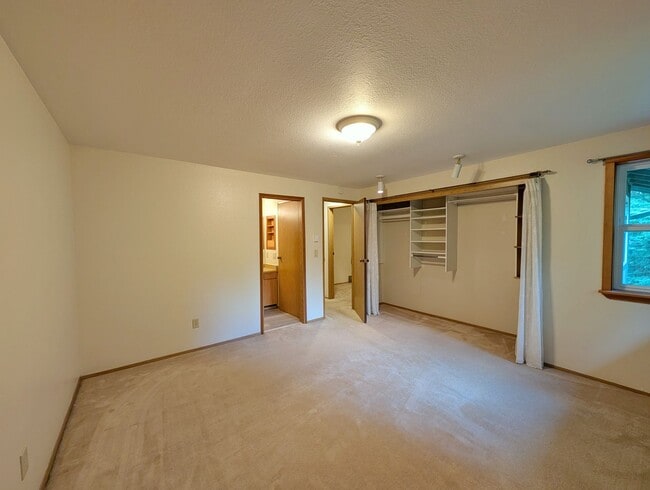 Building Photo - 3Bd/1.5Ba Dgl Townhome, Long Term Rental, 2 Car Garage, Unfurnished
