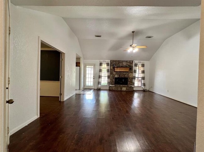 Building Photo - 825 Manor Dr