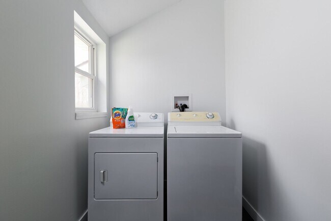 Building Photo - **Furnished Winter Rental** 3 Bed, 2 Bath Home on Wellesley Island