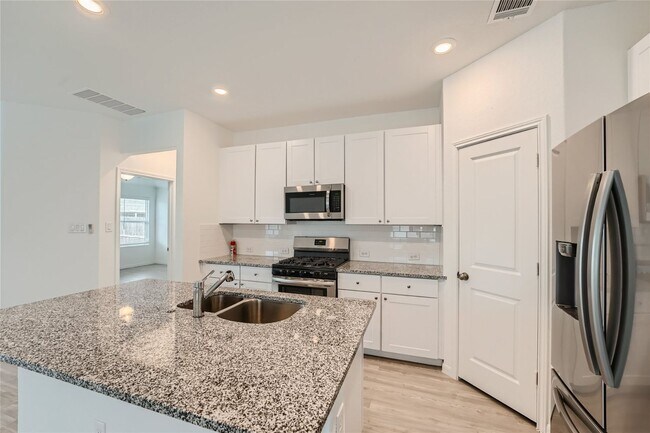Building Photo - 3 bedrooms with 3.5 bathrooms! BONUS ROOM ...