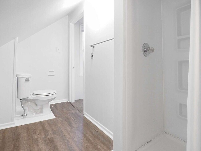 Building Photo - 3 Bedroom in the Heart of Uptown (Pets welcome)