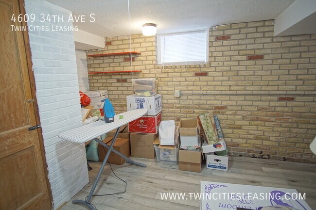 Building Photo - 4609 S 34th Ave