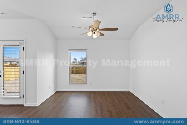 Building Photo - 1008 SW Shirley Ave