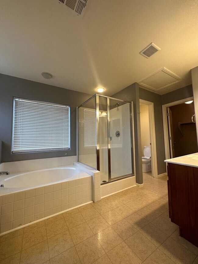 Building Photo - *$500 OFF 1ST MONTHS RENT. MUST MOVE IN BY...