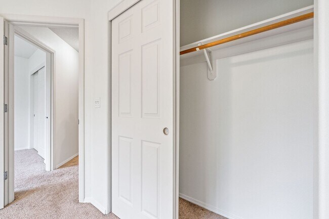 Building Photo - Beautiful Townhome in the Highly Desirable Oak Hills community!