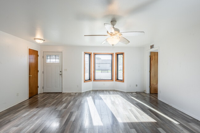 Building Photo - 924 E Georgia Ave