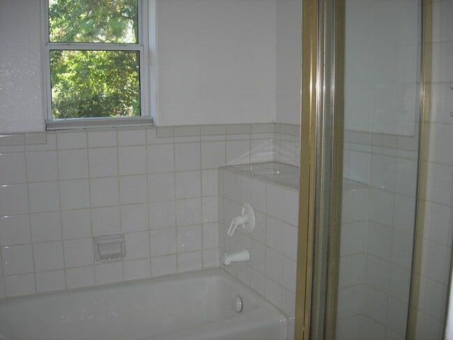 Building Photo - Lovely 2 story Home Walk to Downtown Grass...