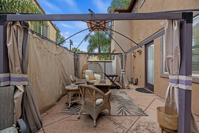 Building Photo - Beautiful 3 bedroom townhouse available fo...
