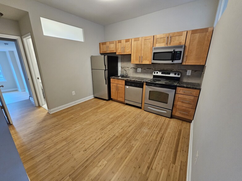 Kitchen. Stainless DW, Micro, Self-Clean, Refrig, Granite and big cabinets.See the bamboo floori? - 3832 Baring St