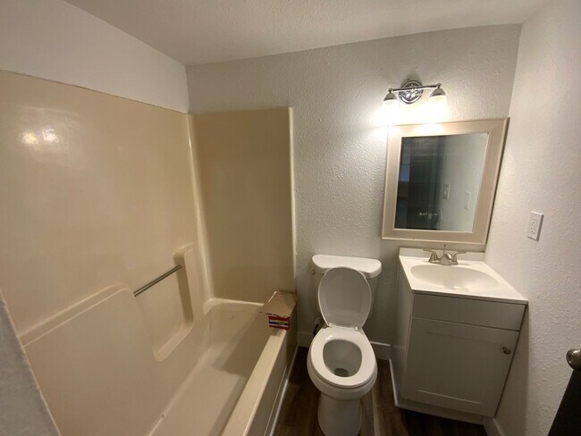 Building Photo - 3 Bedroom House for Rent