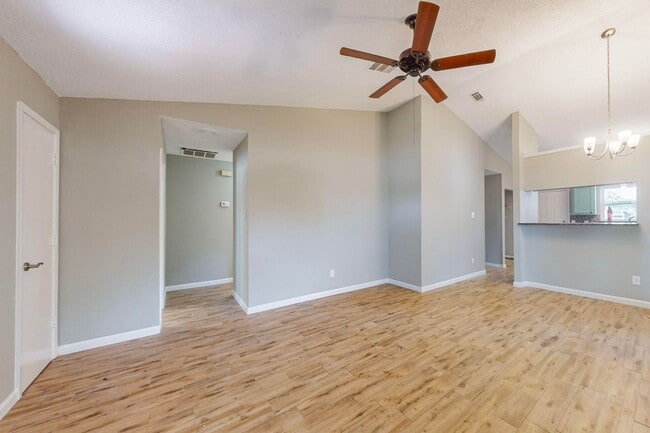 Building Photo - Cozy & Charming Duplex Retreat – Pet-Frien...