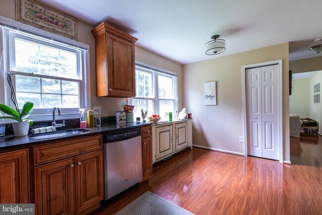 Building Photo - 2527 Lindley Terrace
