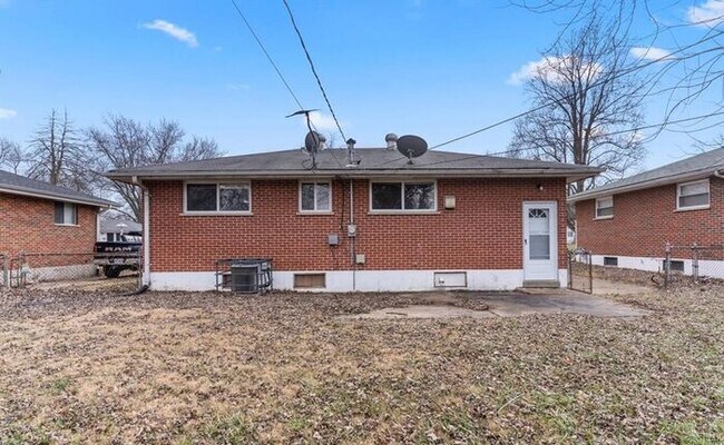 Building Photo - Freshly refreshed and move-in ready!