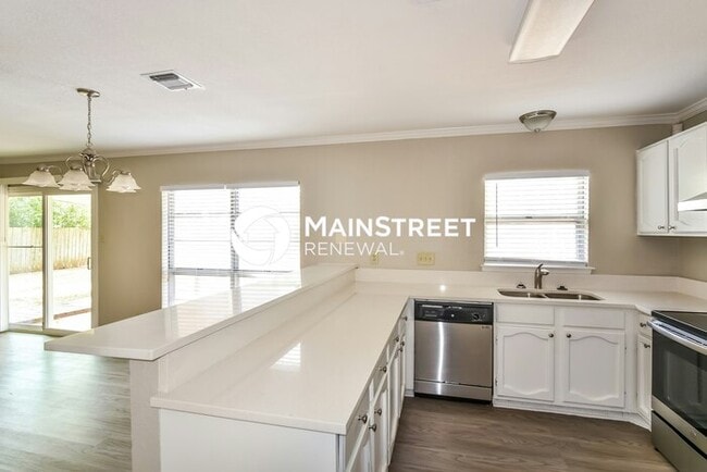 Building Photo - 3 Bedroom Pet-Friendly Home in San Antonio, TX with Main Street Renewal
