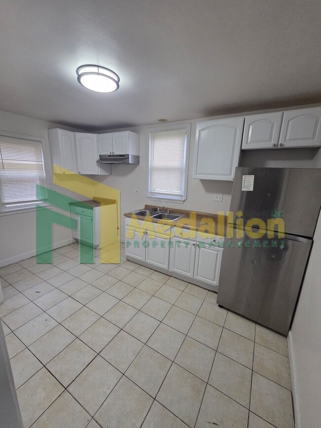 Building Photo - Updated 3-Bedroom Home with Spacious Layout and Backyard