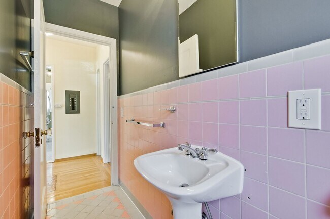 Building Photo - Updated Bungalow located in Downtown Redwood City & 15 miles from SF International Airport