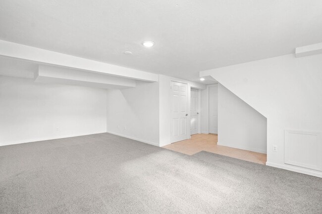 Building Photo - AVAILABLE OCT 1ST!! BEAUTIFUL 4 BEDROOM IN...