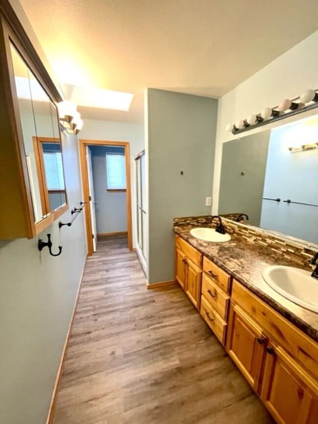 Building Photo - Single level home in NE Bend with great up...