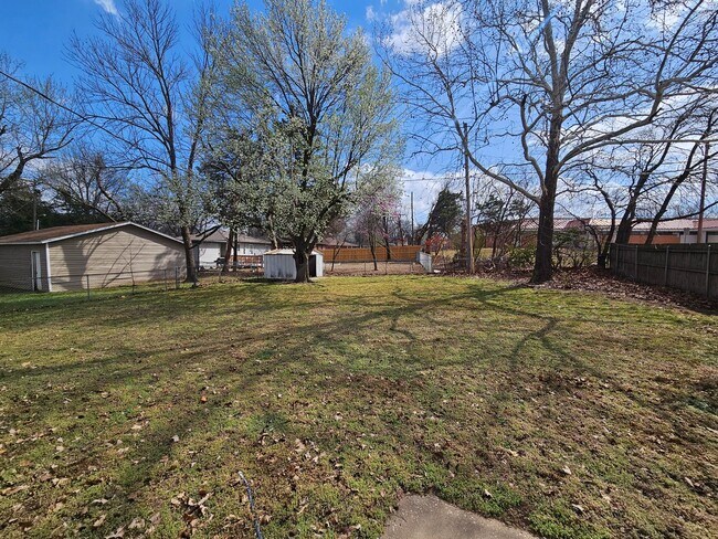 Building Photo - (3) Bed/(1) Bath Close to Campus Avail NOW!!