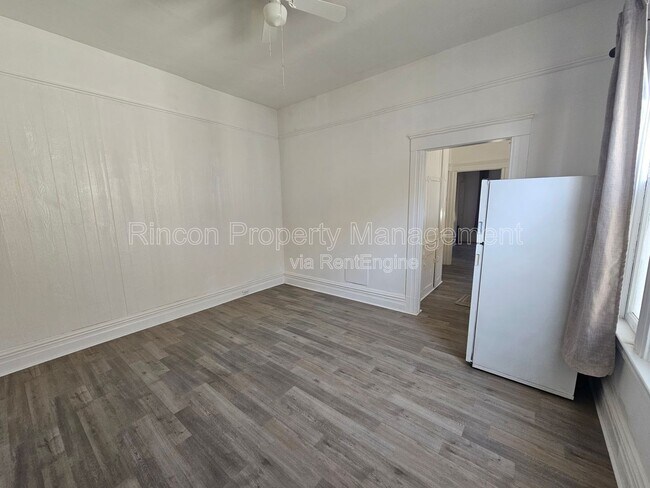 Building Photo - 127 S B St