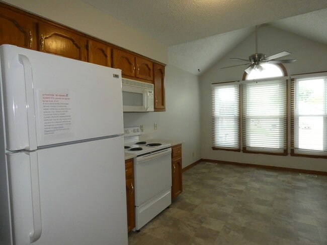 Building Photo - Beautiful Town Home in Kearney, MO