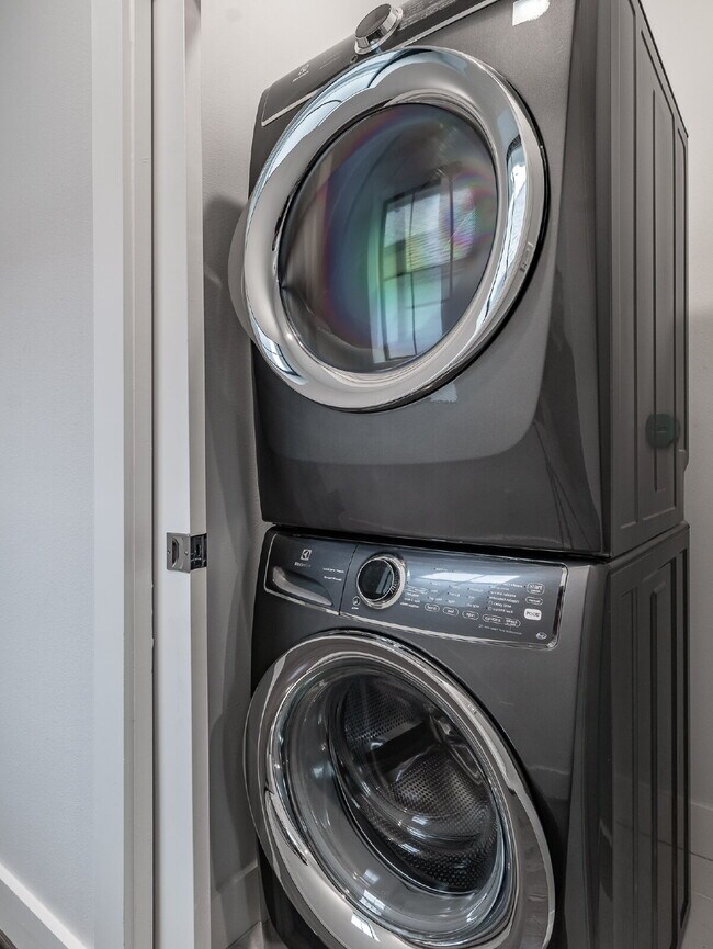 Building Photo - "Charming 4-Bed Houston Haven with Elegance on East 32nd Street!"