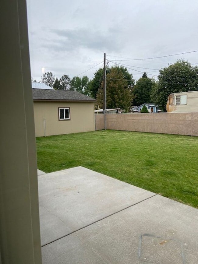 Building Photo - Hellgate Elementary School Area - 3 Bed, 2 Bath, Garage and a Fenced Yard