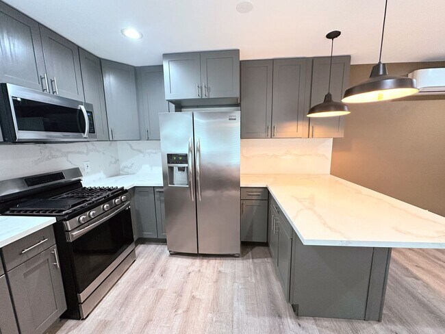 Building Photo - Completely Renovated 2 Bed + 2 Bath House ...